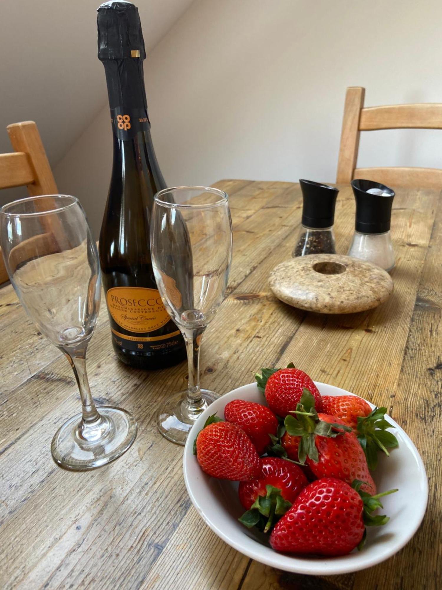 The Penthouse With An 18ft By 14ft Balcony With Amazing Views Over Harbour And Bay Perfect From Alfresco Dining And Sunbathing, Onsite Parking, Larger Groups Book Our Connecting Apartamento