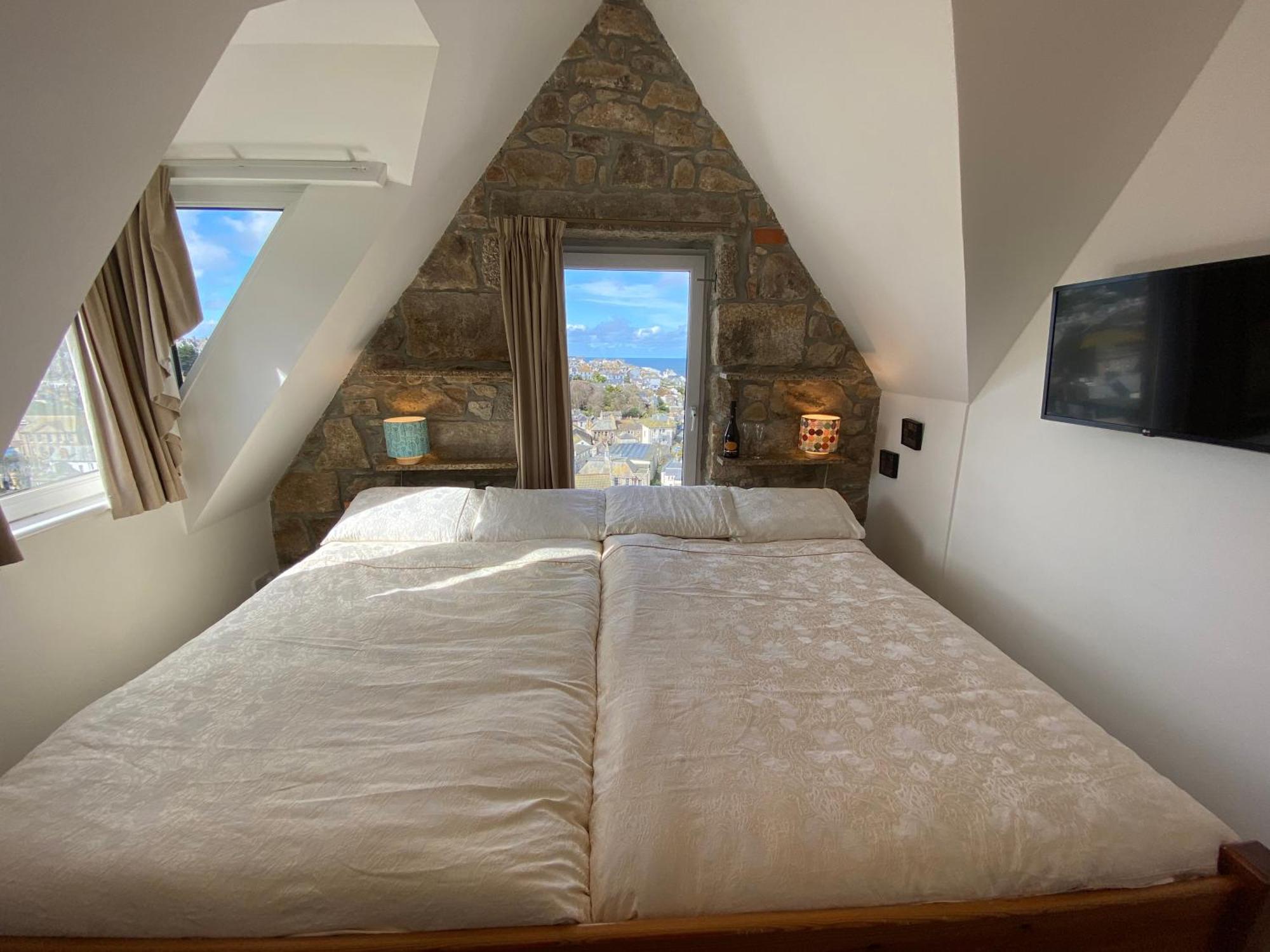 Apartamento The Penthouse With An 18ft By 14ft Balcony With Amazing Views Over Harbour And Bay Perfect From Alfresco Dining And Sunbathing, Onsite Parking, Larger Groups Book Our Connecting *