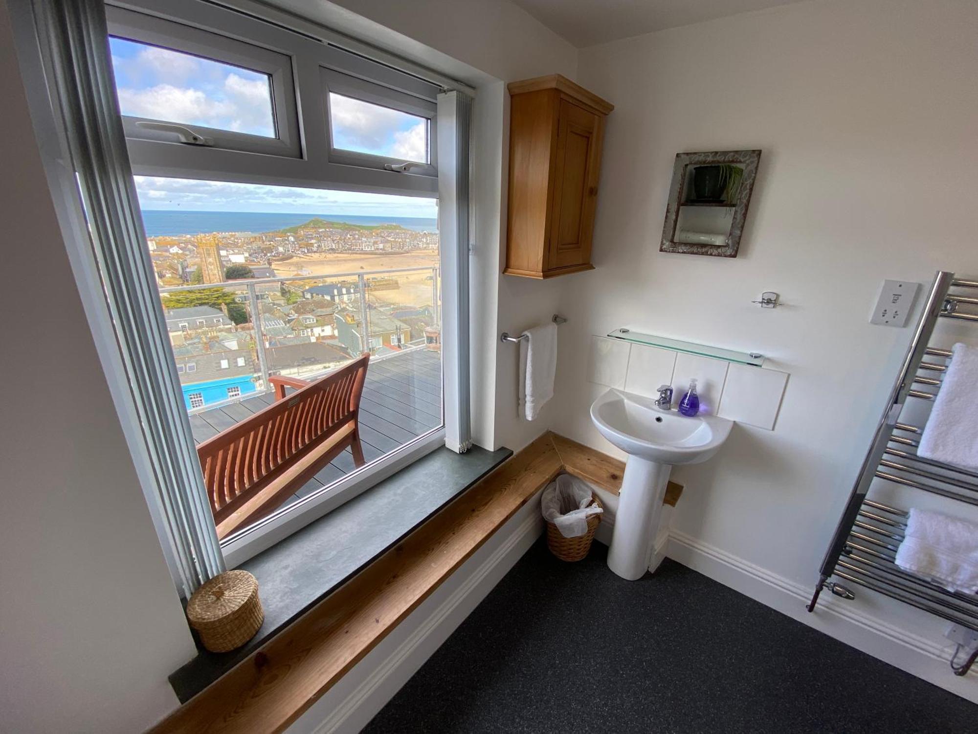 Harbour View Penthouse: Alfresco Dining With Bay Panorama
