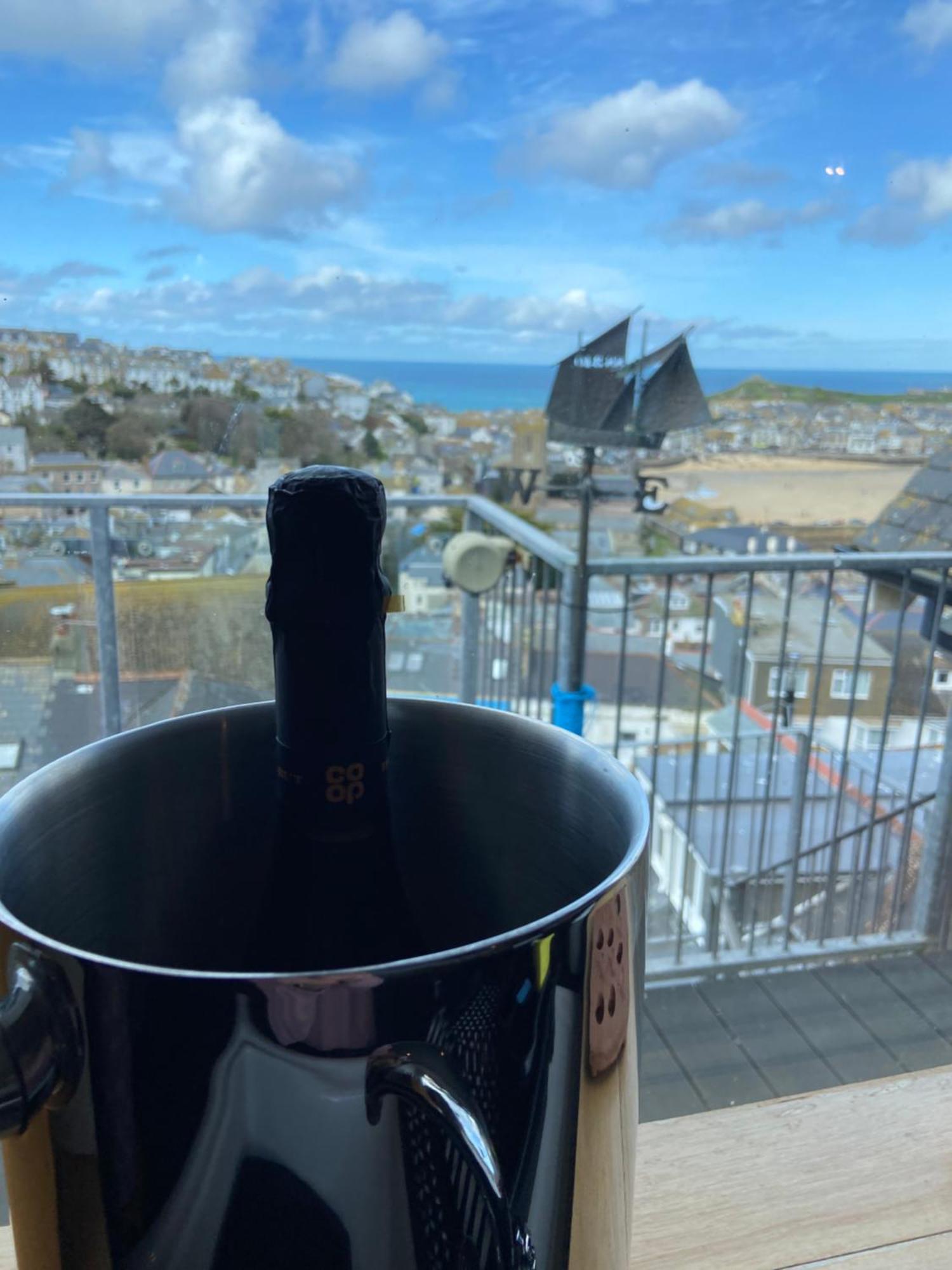 Harbour View Penthouse: Alfresco Dining With Bay Panorama Apartment